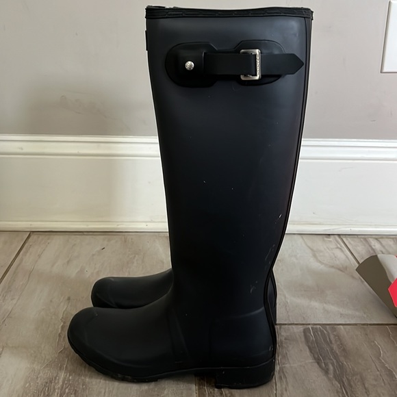 Hunter original tour rain boots. size 8. Hardly worn. Calf is too large for me - Picture 2 of 7